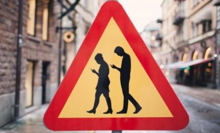 La 'moda' degli Smombi, gli zombi con lo smartphone