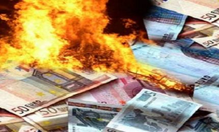 Eliminare il contante per eliminare l'evasione fiscale? Fesseria: vogliono sapere tutto quello che facciamo!