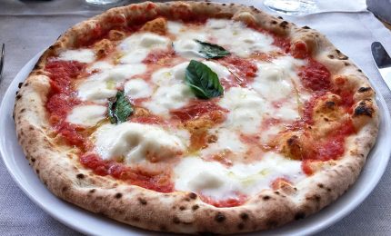 Pizza 'biologica' a 2 euro. Come fanno a venderla a un prezzo cos&igrave; basso?