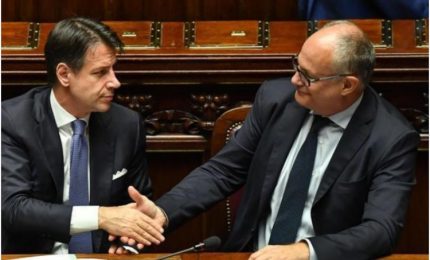 I grillini e Giuseppe Conte gettano la maschera: 'inginocchiati' davanti al PD che sbaracca Quota 100!