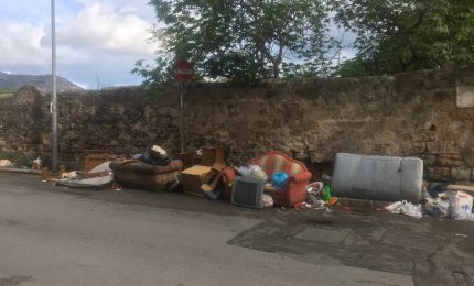 Palermo, via Serradifalco: accomodatevi, prego, c'è anche la televisione...