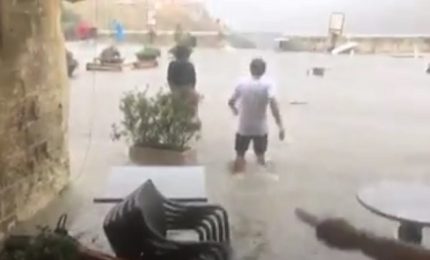 La pioggia a Matera: le strade trasformate in fiumi in piena (VIDEO)