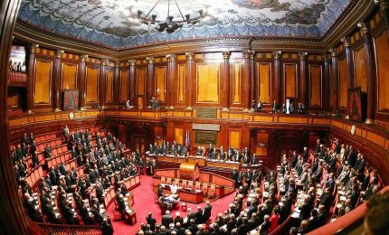 Alto costo dei biglietti aerei in Sicilia: intervengano i parlamentari mettendo a disposizione il 50% delle indennità