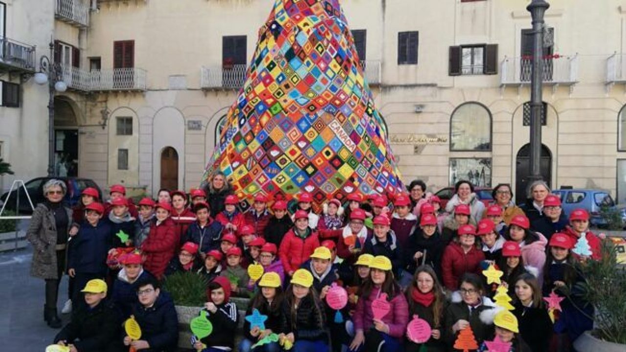 Albero Di Natale Uncinetto.A Casteltermini L Albero Di Natale All Uncinetto L Unico Realizzato In Sicilia I Nuovi Vesprii Nuovi Vespri