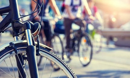 Palermo, cresce il numero di biciclette e monopattini su strade dissestate e buie di sera
