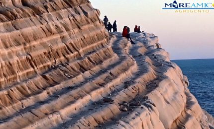 Scala dei Turchi si sta sbriciolando: centinaia di massi sono rotolati a mare (VIDEO)