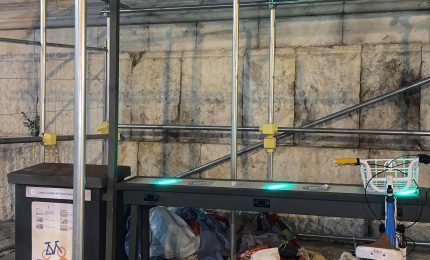 Palermo abbandonata 4/ 'Munnizza' in Piazza Bellini a due passi da Palazzo delle Aquile sede del Comune