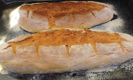 In Sardegna puntano sul pane Carasau. E in Sicilia? Evitiamo il grano delle navi: il pane prepariamolo in casa!