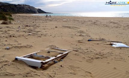 Il mistero del peschereccio naufragato sulla spiaggia di Torre Salsa (VIDEO)