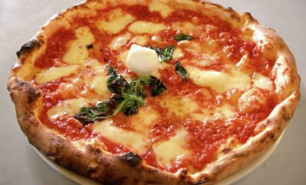 Coronavirus/ Cari milanesi, l'invidia verso Napoli vi fa stare peggio. Mangiate una bella pizza napoletana!