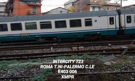 Stretto di Messina, stop ai treni sulle navi: si sale a piedi sui mezzi di trasporto marittimo