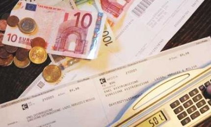 Coronavirus/ Soldi a imprese a famiglie: che bisogno c'&egrave; di ricorrere a INPS e Comuni?