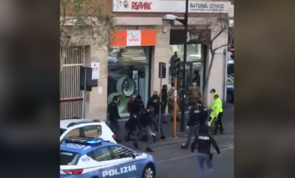 Catania, manganellate dei poliziotti ad un uomo. Era sul bus senza biglietto (VIDEO)