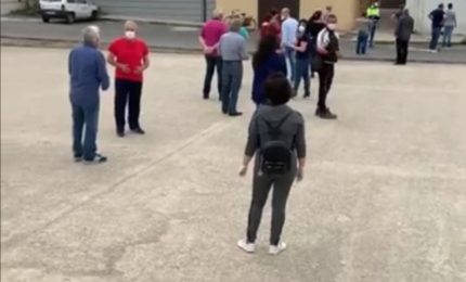 Tutti in fila come in guerra. Per il cibo? No, per ritirare le mascherine... (VIDEO)