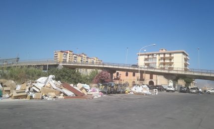PALERMO-CITTA'/ Sotto il ponte di via Emiro Giafar una "discarica perenne"