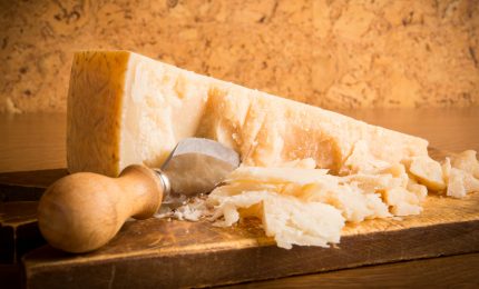 La Ue prepara l'attacco finale a Parmigiano, Grana padano, Pecorino e prosciutti/ MATTINALE 457