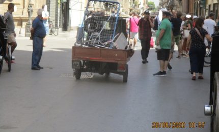 PALERMO-CITTA' 2/ La moto ape che scorrazza ai Quattro Canti tra i turisti...