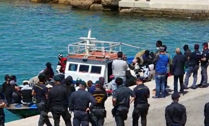 Lampedusa: un VIDEO mostra che i migranti raggiungono Porto Empedocle sulla nave di linea