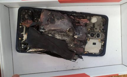 Smartphone sotto carica prende fuoco, scampato incendio a Lecce
