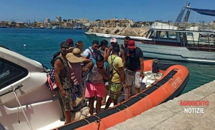 A Lampedusa migranti con occhiali da sole, sigaretta in mano e barboncino! Rimandarli da dove arrivano no?