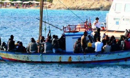 Massimo Costa: "La Regione trasferisca i migranti irregolari in Italia". Silenzio della Ue/ MATTINALE 491