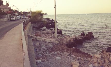 Villagrazia di Carini: un lettore ci segnala il mare inquinato e i pali telefonici tra le rocce!