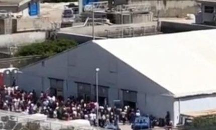 Fuga in massa di migranti anche dalla tensostruttura di Porto Empedocle