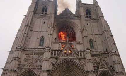 Chi brucia le chiese e le cattedrali in Francia? E perché? Il racconto di Diego Fusaro (AUDIO)