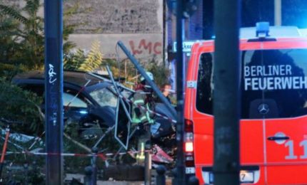 Berlino, un'auto travolge la folla: sette feriti (tre gravi). Si esclude la pista terroristica