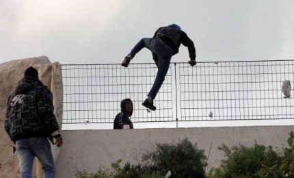 Centri di accoglienza in Sicilia: "Situazione sotto controllo", ma i migranti continuano a fuggire/ MATTINALE 483