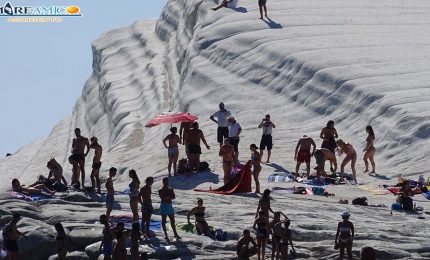 Scala dei Turchi presa d'assalto dai bagnanti. Ma non &egrave; stata chiusa per tutelarla? (VIDEO)