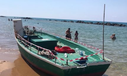 Migranti/ Nuovo sbarco 'fantasma' a San Leone (Agrigento). E i controlli sanitari? Marameo! (VIDEO)