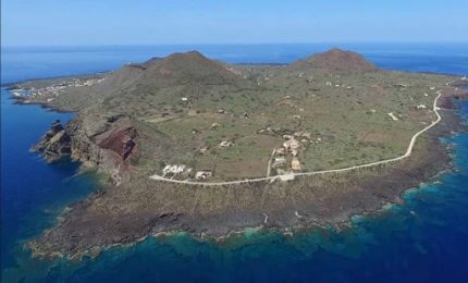 Le foto del portellone della nave Sansovino in fondo al mare di Linosa