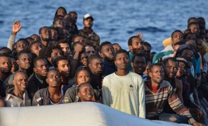 Migranti/ Dai Comuni di Trapani e Augusta no agli sbarchi. Paura a Lampedusa per i positivi/ SERALE