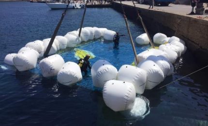 Il portellone della nave Sansovino? Non ne vuole sapere di venire a galla nemmeno con palloni e gru!