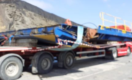 Finite le 'vacanze' a Linosa del portellone della nave Sansovino: una gru lo ha ripescato (VIDEO)