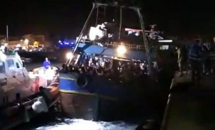 Lampedusa/ Chi gestisce il traffico di esseri umani snobba i controlli del Governo siciliano: arrivati altri 450 migranti