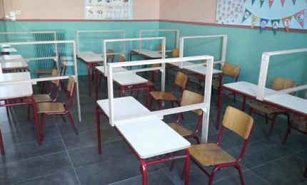 Banchi di scuola: in Grecia hanno risolto tutto con il plexiglass "a L" spendendo un decimo rispetto all'Italia!