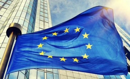 La Ue sta incasinando l'Italia tra Coronavirus, migranti e debito pubblico per 'saccheggiare' il risparmio privato degli italiani!/ MATTINALE 546