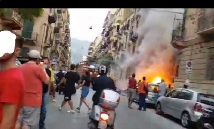 Palermo, a fuoco una discarica a cielo aperto in via Marinuzzi (VIDEO)