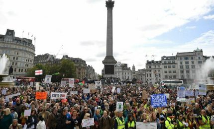 Migliaia di persone in piazza a Londra contro il lockdown. E in Italia? In spiaggia...
