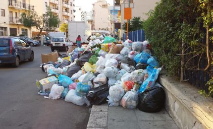 I rifiuti travolgono Palermo, Figuccia a Orlando: "Dimettiti, puoi dire che è stato il Covid"