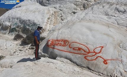 Punta Bianca sfregiata con la vernice: la denuncia di Mareamico di Agrigento (VIDEO)