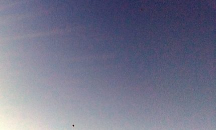 Cosa sono i mezzi volanti nel cielo del Catanese? Esercitazioni militari? UFO ? Uno scherzo? (VIDEO)