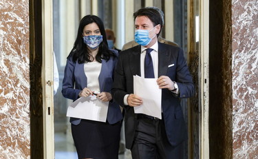 Emergenza Coronavirus: piano piano le Regioni cominciano a chiudere le scuole/ SERALE