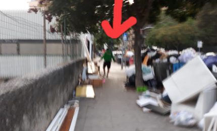 Riprende un energumeno che getta rifiuti e viene minacciato /PALERMO-CITTA' 48