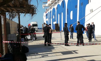 150 migranti sulla nave di linea Lampedusa-Porto Empedocle. E' normale?