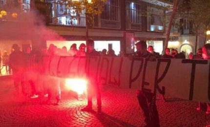 Napoli: tanta gente in strada contro le restrizioni del presidente Vincenzo De Luca (VIDEO)