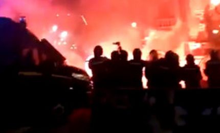 Palermo, la manifestazione contro il DPCM di Conte si trasforma in una guerriglia urbana con bombe carta e feriti