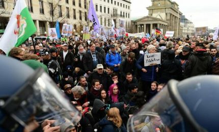Ieri a Berlino 10 mila persone in piazza contro le limitazioni alle libert&agrave; personali (VIDEO)